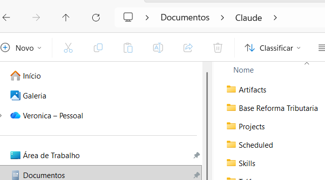 Explorador de Arquivos: dentro de Documentos › Claude, as pastas do aplicativo (Artifacts, Projects, Scheduled, Skills) e a pasta Base Reforma Tributaria ao lado de Projects.